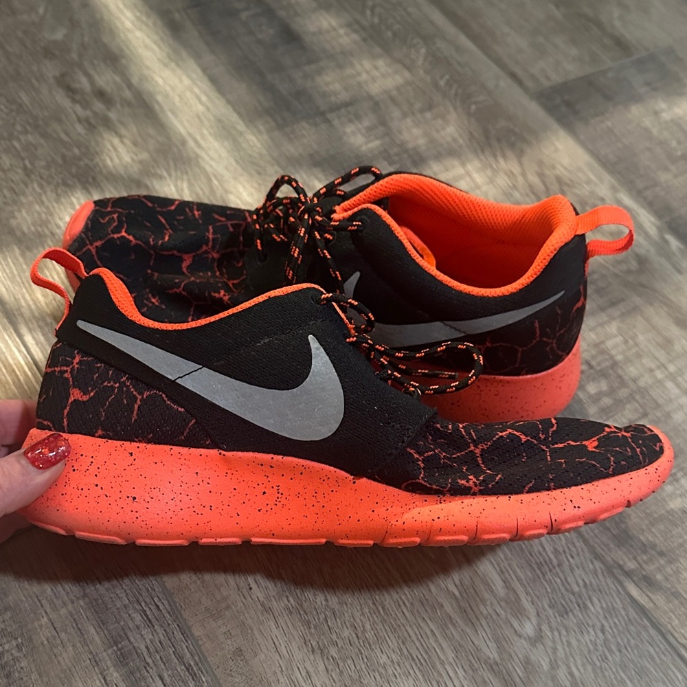 Nike Kids Black and Orange Sneakers 6Y - Picture 3 of 6